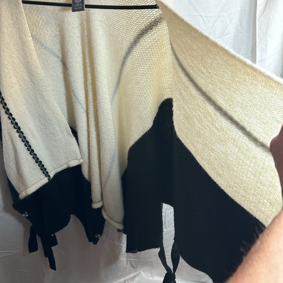Vince Camuto Women’s OS Black/Cream Poncho/Shawl/Wrap - Picture 5 of 8
